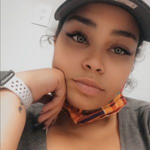 Meet your Posher, Deshona